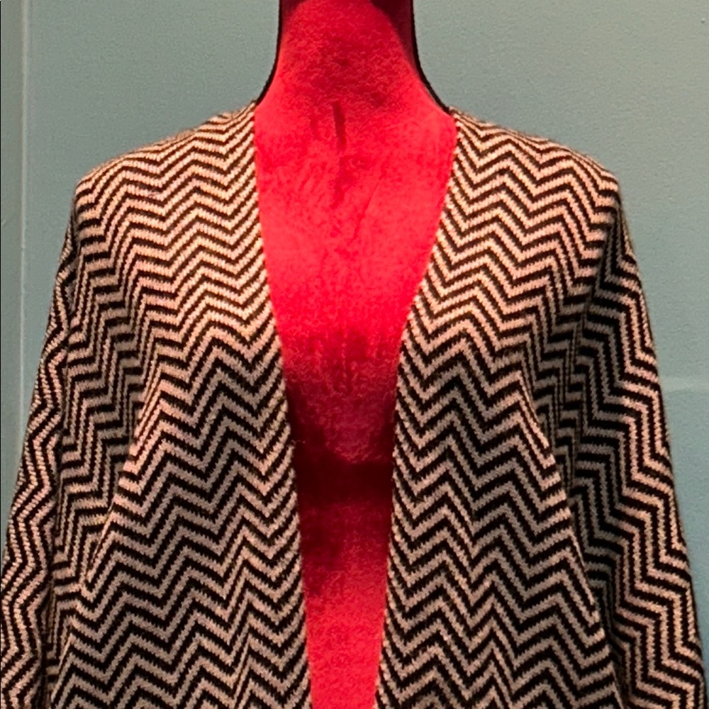 A+Ro Black and Tan Chevron Patterned Cardigan Size Small - Picture 3 of 16